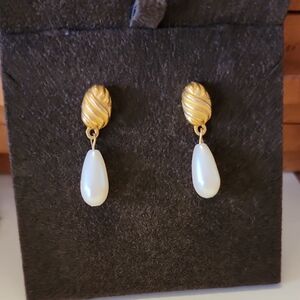 Elegant Gold and Pearl Drop Earrings